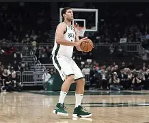 开云-赛地聚焦：CBA季后赛集结日热度飙升，密尔沃基雄鹿队长鼓劲，球迷炸锅，球探报告显示潜力