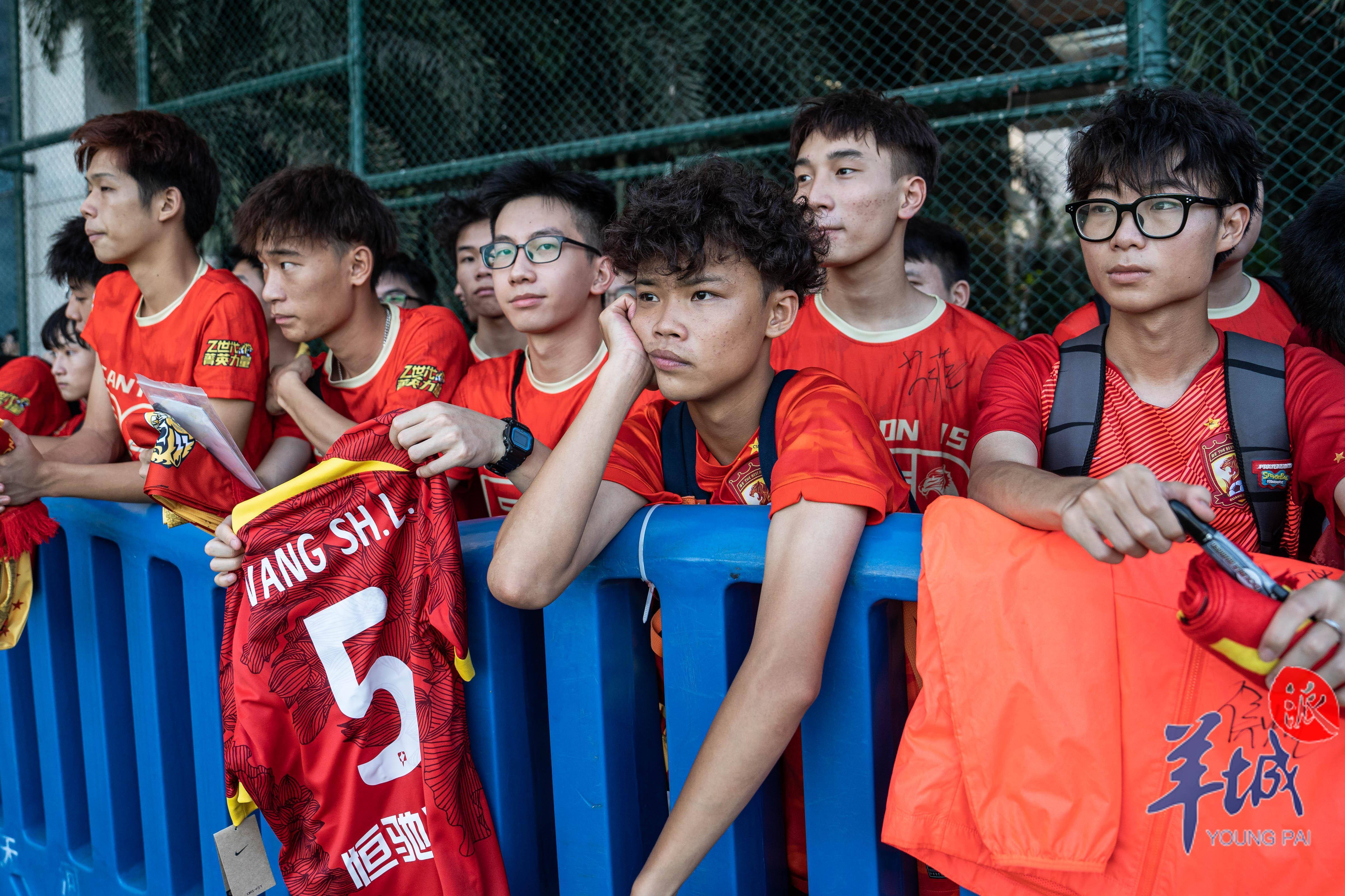 开云-上海久事训练开放日，赛后豪取连胜引欢呼，足总杯在即，更衣室氛围转暖