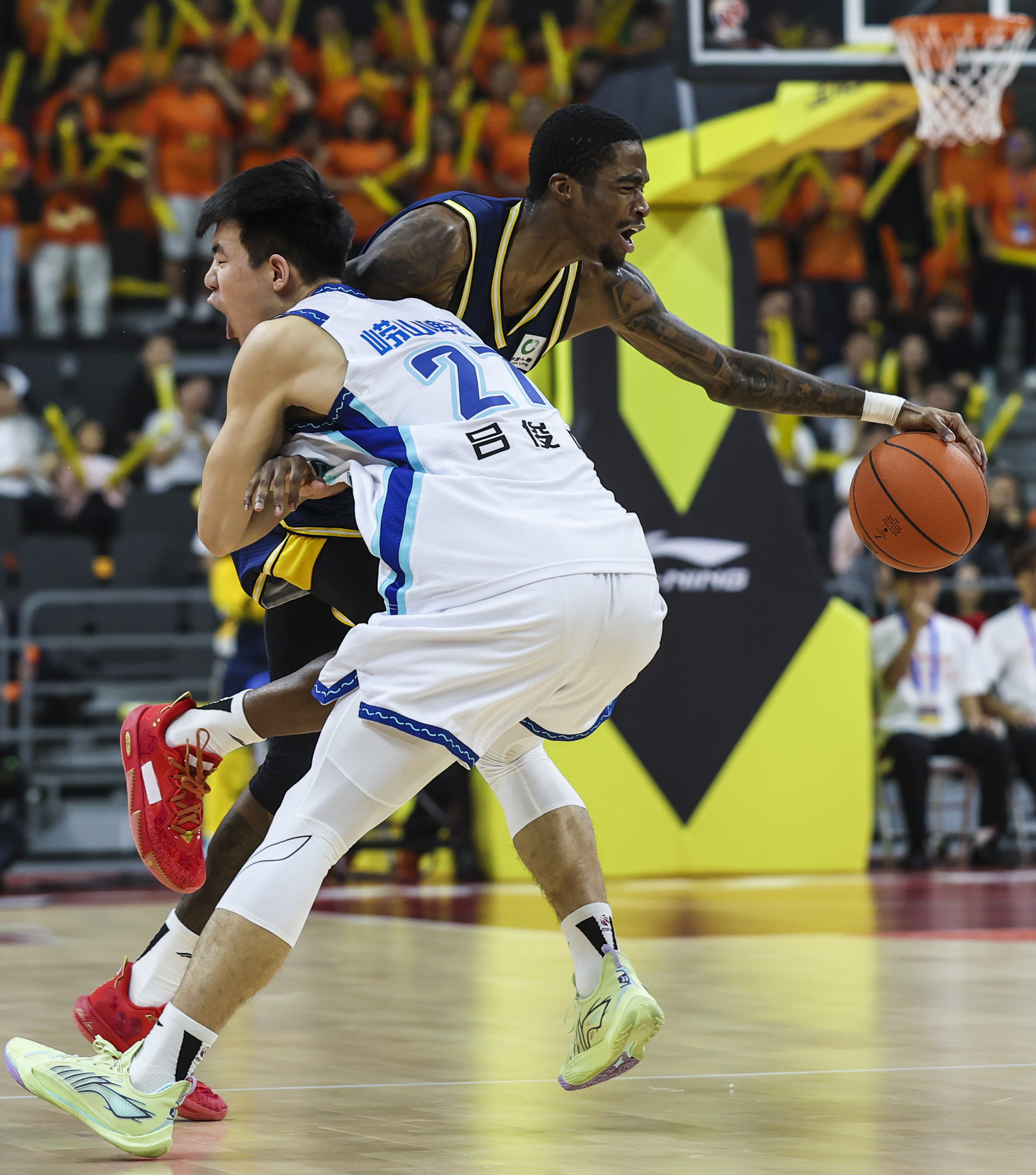 开云-离谱！全场沸腾阿扎伦卡爆冷击败日本队，山东男篮战术微调