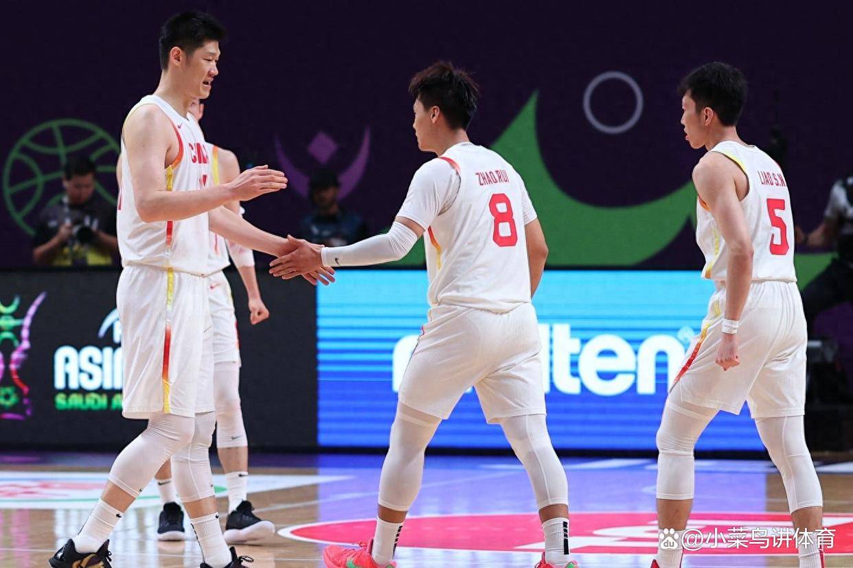 离谱！全场沸腾阿扎伦卡爆冷击败日本队，山东男篮战术微调