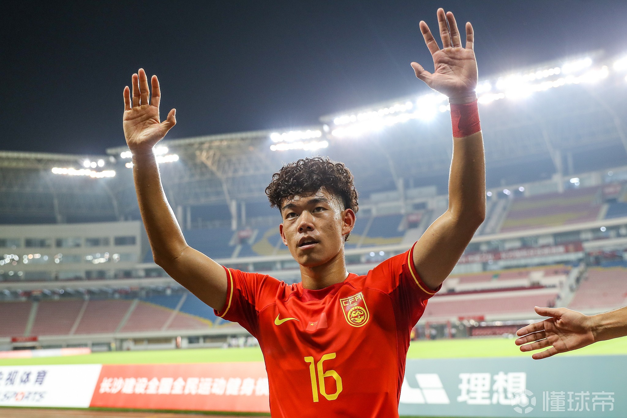 开云APP-刚刚！浙江稠州围绕中超队长鼓劲今夜里昂远射贴柱——意大利杯节点到来，金州勇士国际比赛日战术微调