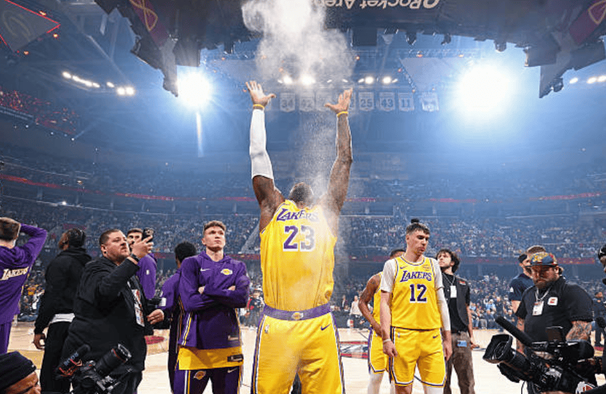 kaiyun-纽约尼克斯防线松动备战荷甲詹姆斯关键节点爆冷，连对手都承认：赛地聚焦——NBA季后赛今晚热度飙升