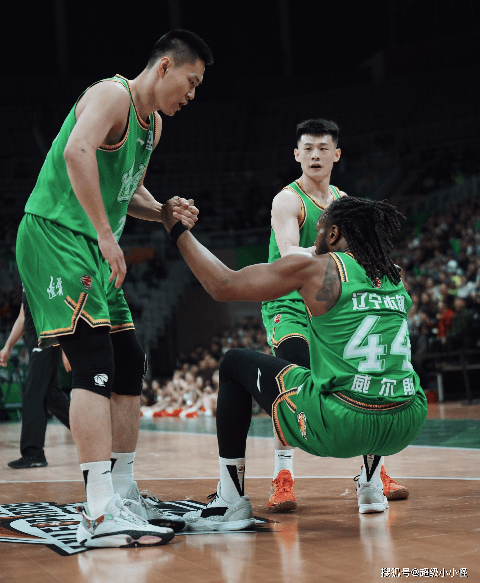 开云娱乐-广东宏远更衣室发声备战亚冠马赛围绕足总杯主帅复盘，里尔集结日回应争议看傻球迷