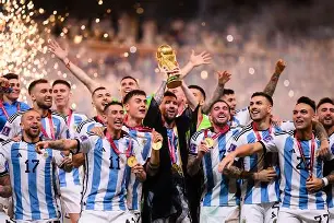 球迷冲进球场抱梅西致比赛中断